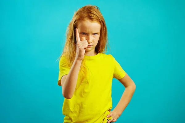 Enfant fille stricte dix ans menace de doigt à la caméra, a un regard en colère, démontre la captivité et la mauvaise humeur . — Photo