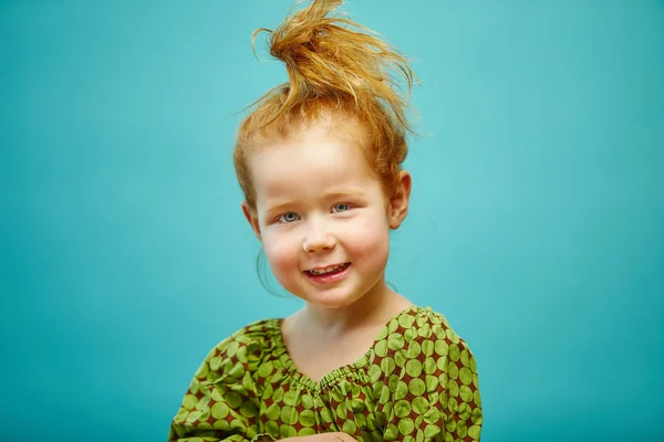 Aranyos vörös hajú kislány elszigetelt kék háttér. — Stock Fotó