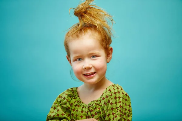 Söt rödhårig liten flicka isolerad på blå bakgrund. — Stockfoto