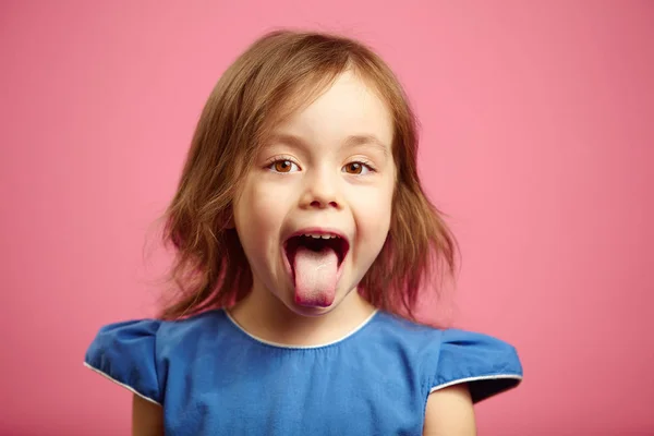 Retrato aislado de niña con la boca abierta y la lengua que sobresale . —  Fotos de Stock