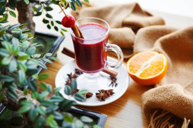Güler yüzlü, portakal ve bonsai olan gıda öğeler kümesi.