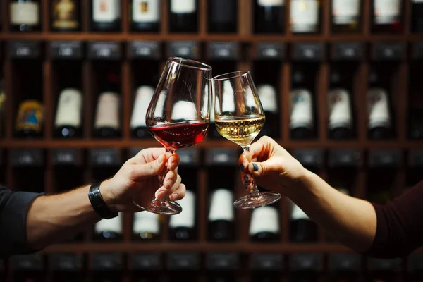 Чоловік і жінка п'ють червоне і біле вино разом — стокове фото