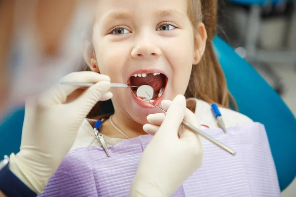 Criança bonito senta-se na cadeira do dentista com sorriso — Fotografia de Stock