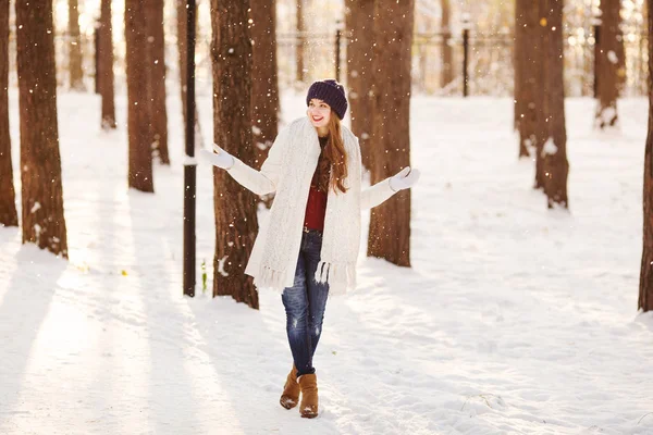 Mulher em cachecol e chapéu se divertindo na floresta de inverno — Fotografia de Stock