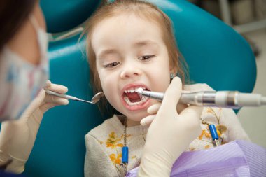 Sevimli çocuk, sakin bir şekilde diş parlatma yordamında size gidiyor