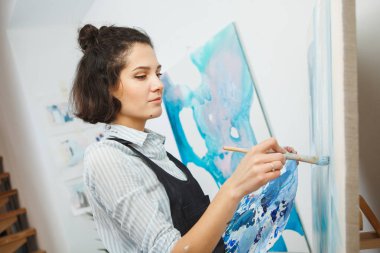 Konsantre kız Sanat Terapisi yaratıcı sanat verme işleminde üzerinde duruldu