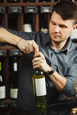 Beyaz şarap şişe açılış sürecinde sommelier