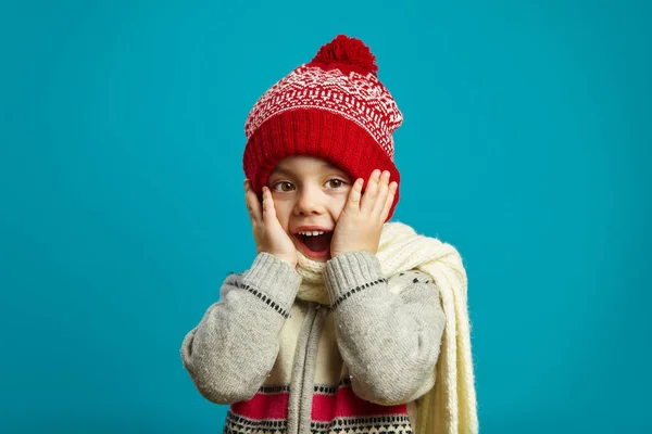 Meglepett Gyermek Lány Téli Kalap Elszigetelt Kékre Tegye Kezét Arcát — Stock Fotó