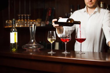 Sommelier farklı türde şaraplar dolduruyor.