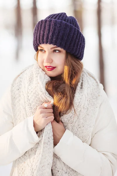 Mulher em pano de inverno quente olhando de lado na floresta de inverno — Fotografia de Stock