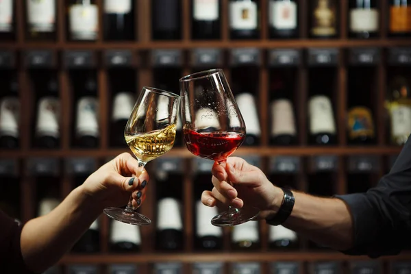 Homem e mulher bebendo vinho tinto e branco juntos — Fotografia de Stock