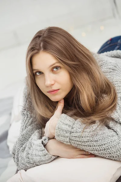 Fechar-se de bela menina vestindo camisola cinza — Fotografia de Stock