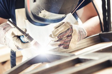 Yüz maskesi kaynaklı erkek argon-ark kaynaklı.