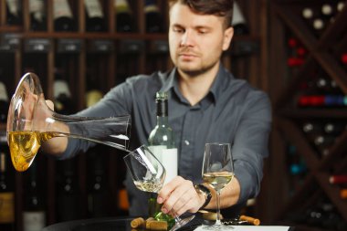 Sommelier sürahi beyaz şarap cam için dökülen