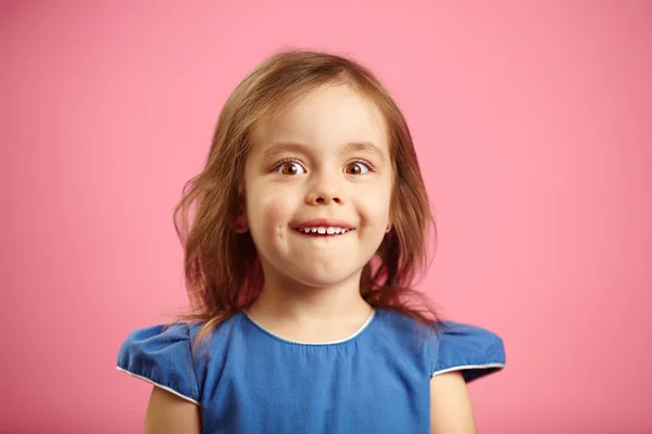 Verbaasd meisje met grote ogen, geïsoleerde portret — Stockfoto