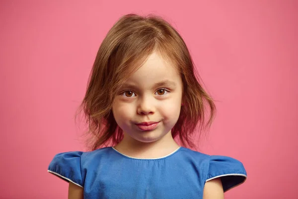 Primer plano retrato de niña encantadora con mirada seria en rosa aislado . — Foto de Stock