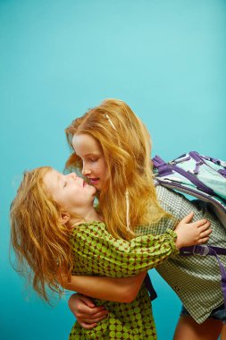 Kızıl saçlı ablası on yıl daha genç kuzeni sarılma.