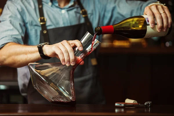 Sommelier verter vino tinto en la jarra para hacer el color perfecto — Foto de Stock