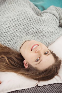 Gülümseyen güzel kadın baş aşağı dikey fotoğraf