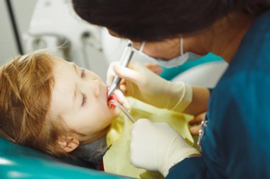 Diş hekimi diş genç hastanın davranır. Kuralları çürük önleme.