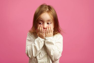 Kız çocuk ağzını elleri ve üzüntü ile görünüyor uzakta ile kaplı