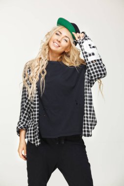 Onun kapağını alarak şık bir kız portresi stüdyo.