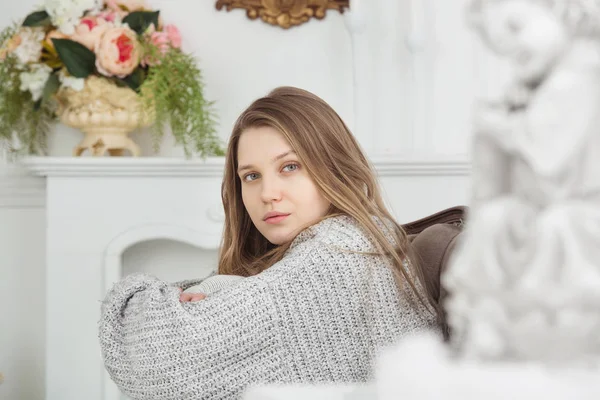 Perfil vista sobre jovem inocente mulher, pele perfeita, cabelo comprido — Fotografia de Stock