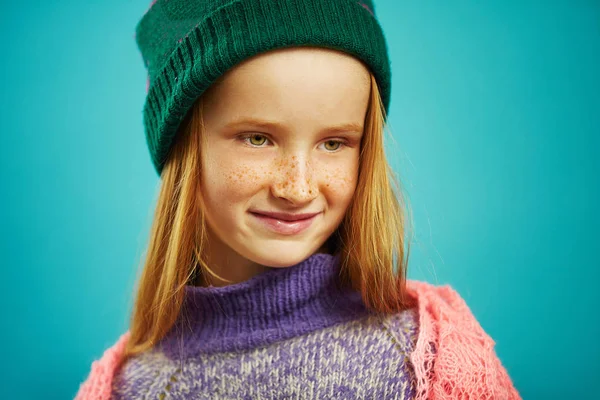 겨울 스웨터와 블루 절연에 모자에 귀여운 소녀의 이미지를 닫습니다. — 스톡 사진