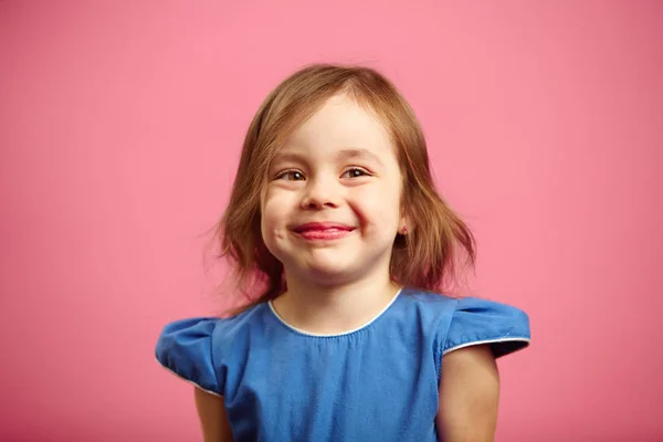 Risa discreta y tímida de niña de tres años . — Foto de Stock