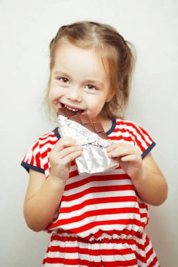 Genç yaşta çikolata yeme Bayan içinde folyoya sarılmış