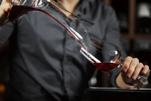 Sommelier verser le vin dans un verre à partir d'un bol de mélange. Serveur masculin — Photo