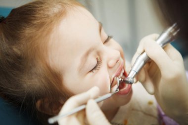 Sevimli çocuk, sakin bir şekilde diş parlatma yordamında size gidiyor