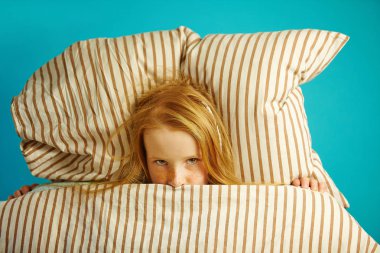 Yatakta yatan ve battaniye, en iyi görünümü altından bakmak Childr kız.