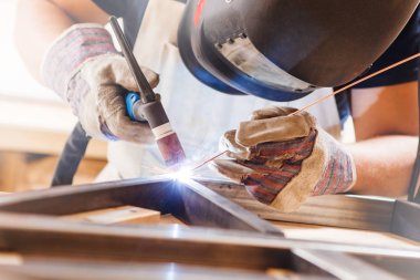 Yüz maskesi kaynaklı erkek argon-ark kaynaklı.