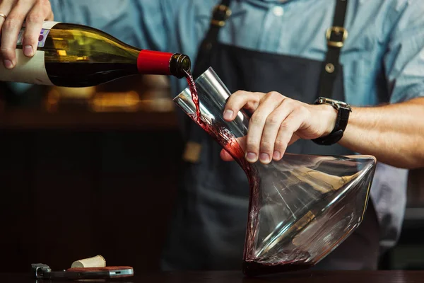 Şarap garsonları sürahiye kırmızı şarap dökerek mükemmel bir renk yaratıyor. — Stok fotoğraf