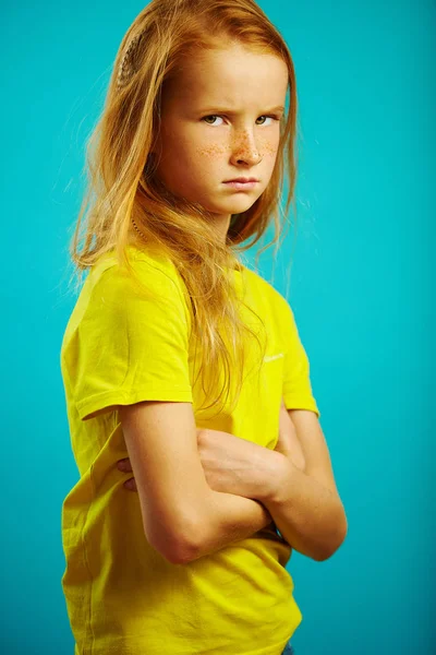 Tersinggung gadis kecil dengan lengan disilangkan di dada, marah atau marah, mengungkapkan suasana hati yang buruk dan sedih . — Stok Foto