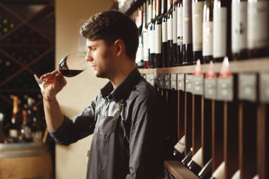 Barmen mahzende standları ve şarap cam kokuyor