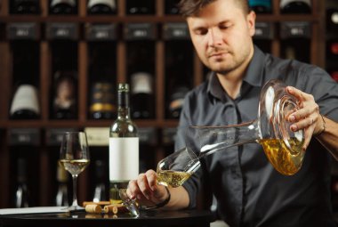 Bu dik açı, degüstasyon işlem aşamaları, dostum şişe ile kiler holding şeffaf cam içine beyaz şarap içecek özel karıştırma kabı üzerinden daha önce dökme sommelier decants