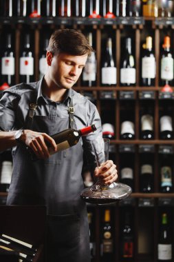 Barmen kırmızı şarap mahzeni şeffaf gemi dökülen