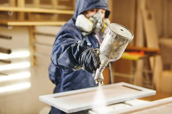 Görüntü boya sprey tabancası ile boyama marangoz kapatın — Stok fotoğraf