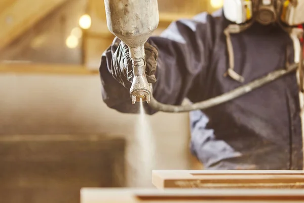 Tintura de madera con pistola blanca. Aplicación de retardante de llama que garantiza la protección contra incendios, dispositivo de pulverización sin aire. —  Fotos de Stock