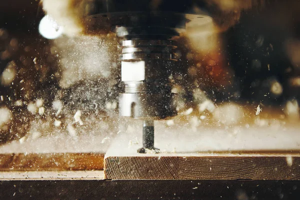 Ahşap fabrikasında, cnc makineli bir makine. Bilgisayar sayısal denetimi.