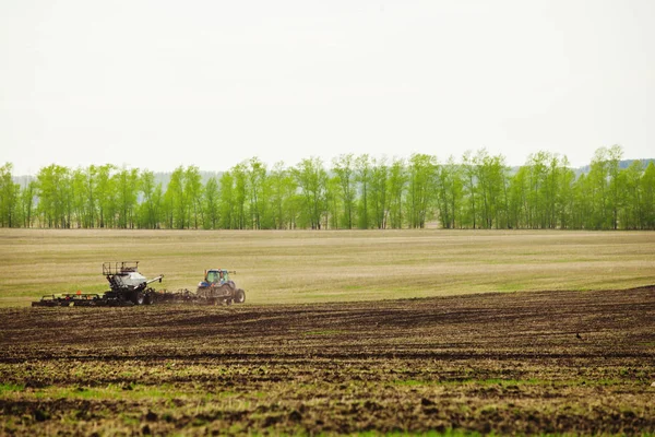 Macchine agricole è impegnata nella semina di colture di cereali . — Foto Stock