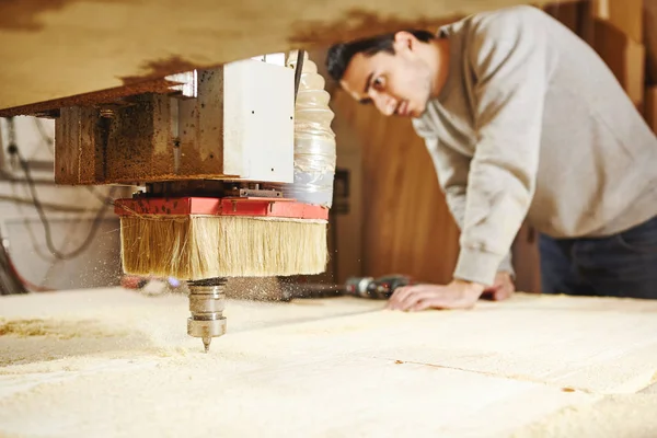 Hout snijden met een machine met numerieke besturing. Cnc-gereedschap. — Stockfoto