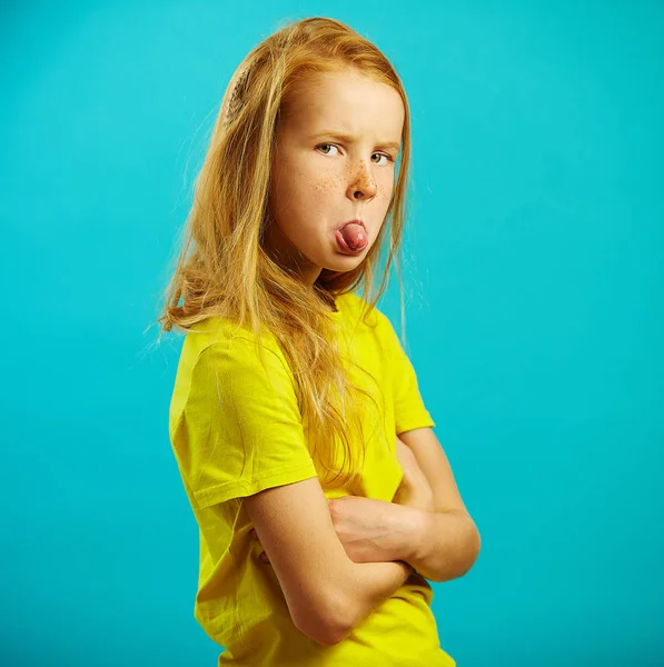 Ideges gyermek lány haragot mutatja a nyelv és a dühös, kifejezi harag és a gyűlölet, bemutatja a nehéz karakter. — Stock Fotó