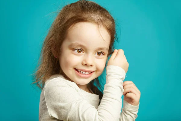 Aranyos kislány gyönyörű barna szemek és a bájos mosoly, közelről portré. — Stock Fotó