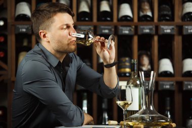 Sommelier degustating beyaz şarap içme tarafından