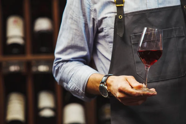 Сомельє тримає бокаль з червоним вином в руці — стокове фото
