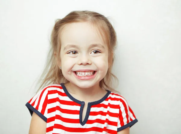 Menina de tenra idade com olhos avelã e sorriso — Fotografia de Stock