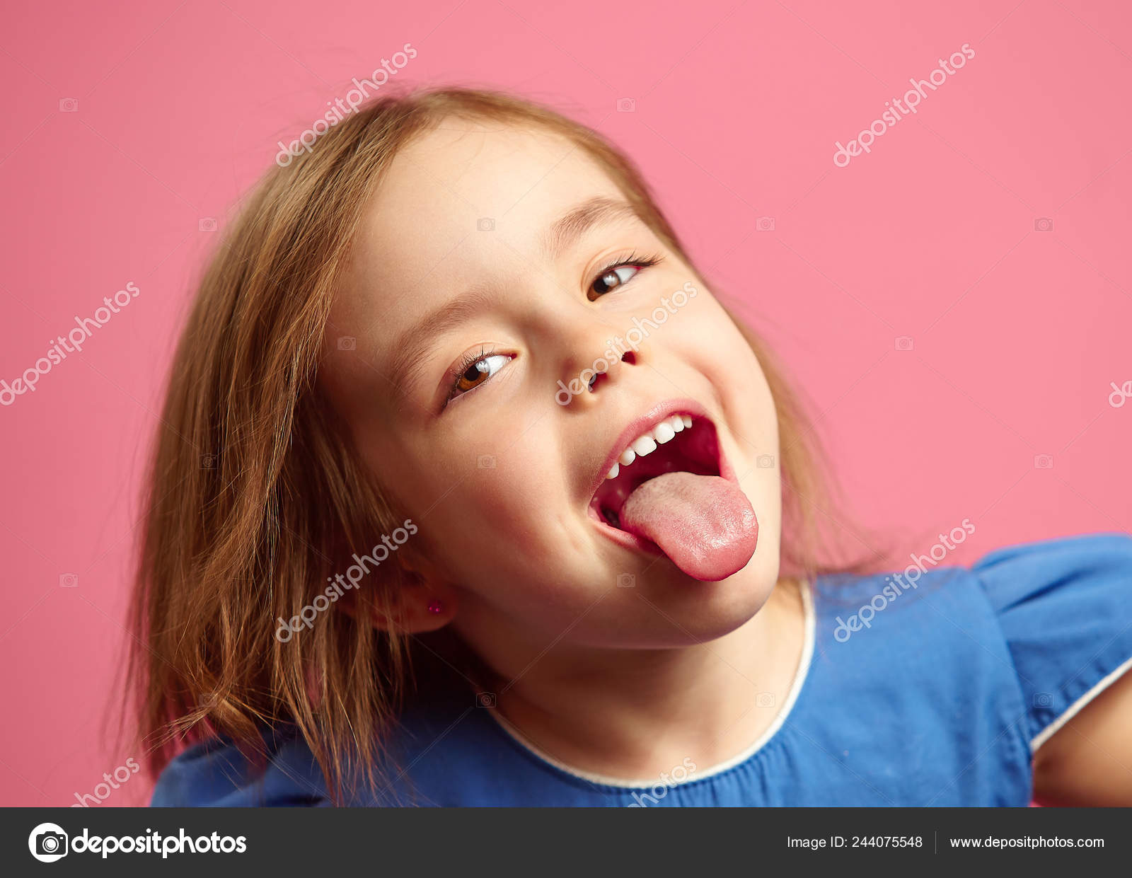 девочка с языком. дети с открытым ртом. маленькие девочки с высунутым языком. девочка с высунутым языком. девочка с открытым ртом.